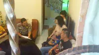 Bocah J (10) dijemput KPAI dan anggota Polres Jakarta Utara karena diduga disekap di rumahnya. (Liputan6.com/Moch Harun Syah)
