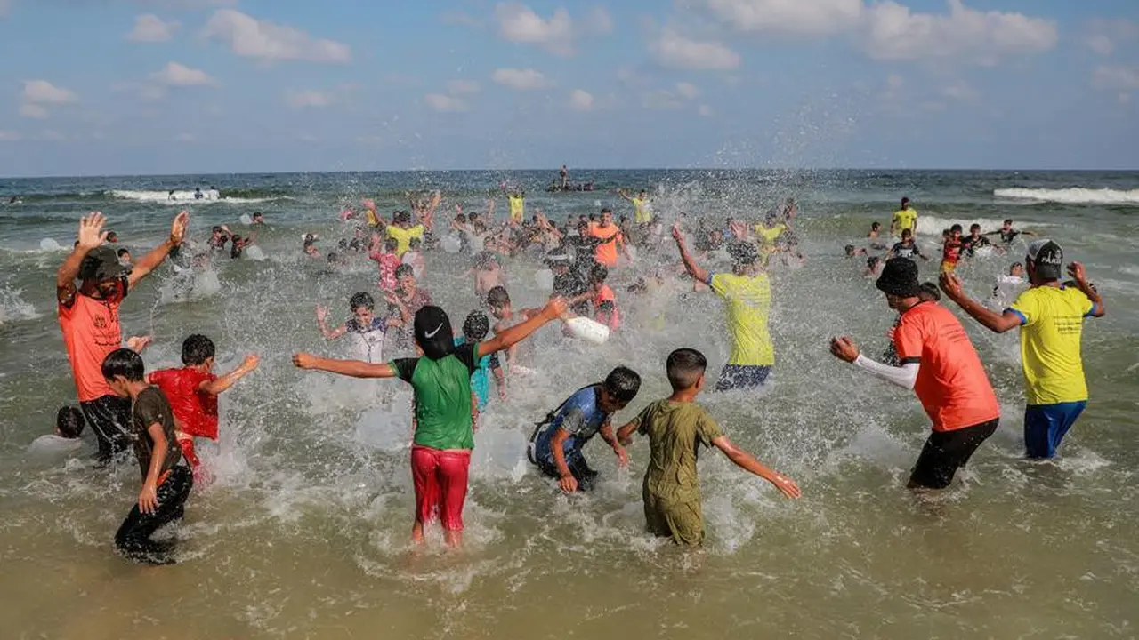 Anak-anak Gaza bermain dalam acara renang.