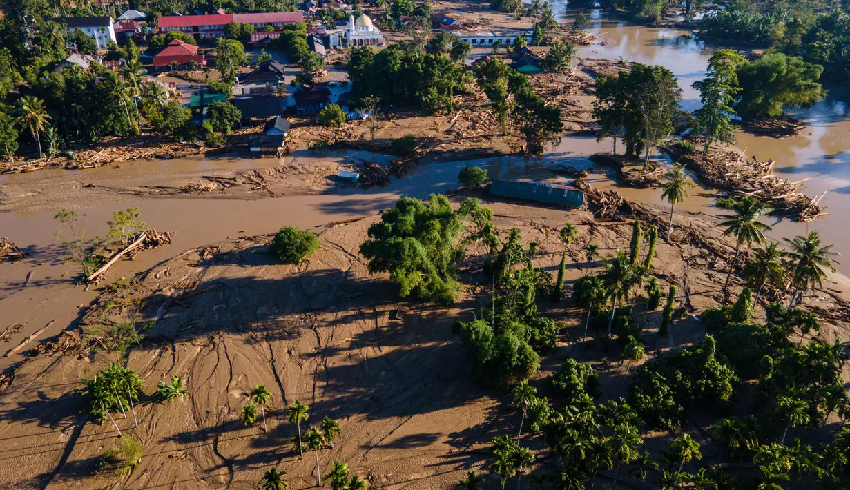 Dengan kondisi kampung yang saat ini tidak lagi layak huni, sebagian besar warga kini menempati titik pengungsian sementara. Tampak foto udara menunjukkan kerusakan akibat banjir di Meureudu, Kabupaten Pidie Jaya, Provinsi Aceh, pada 30 November 2025. (CHAIDEER MAHYUDDIN/AFP)