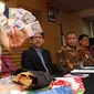 Petugas KPK menunjukkan barang bukti senilai USD 148.835 yang diduga untuk melakukan suap guna menghentikan penanganan kasus PT Brantas di Kejati DKI Jakarta saat konferensi pers di Gedung KPK, Jakarta, Jumat (1/4). (Liputan6.com/Faizal Fanani)