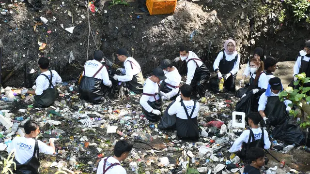 Telkom Gandeng Pandawara dalam Aksi River Clean Up di Sungai Cioray Bandung