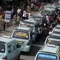 Suasana saat sopir angkot berunjuk rasa di Jalan Jatibaru, Tanah Abang, Jakarta, Senin (29/1). Mereka menolak penutupan Jalan Jatibaru dan menuntut Pemprov DKI Jakarta segera membuka kembali jalan tersebut. (Liputan6.com/Arya Manggala)