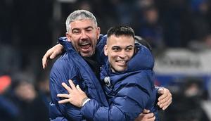 Asisten pelatih Inter Milan Aleksandr Kolarov (kiri) bersama Lautaro Martinez. (Isabella BONOTTO / AFP)