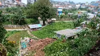 Rumah yang hancur dan rusak terlanda material longsoran dengan latar belakang lereng yang longsor. (Dok. PVMBG)