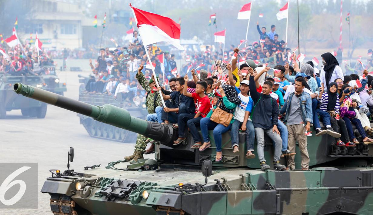 Keceriaan Warga Naiki Tank di HUT TNI ke 70 Foto 