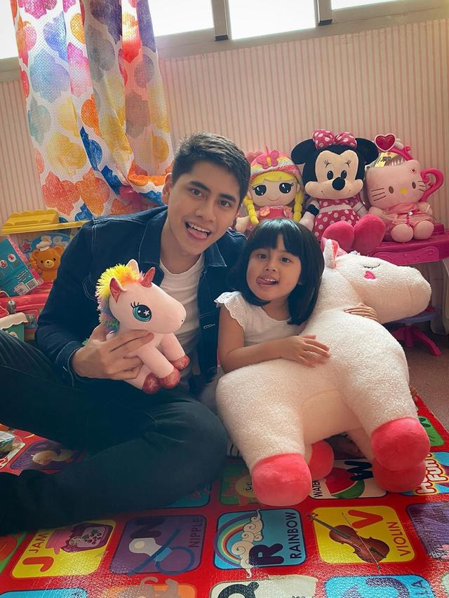 Potret Kedekatan Athalla Naufal dan Vania Athabina. (Sumber: Instagram/athallanaufal7)