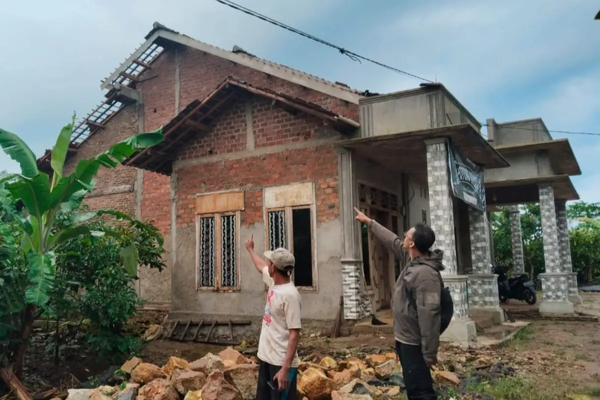 Puluhan rumah di Tanggamus Lampung rusak diterjang angin puting beliung. Foto : (Istimewa).