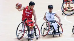 Pebasket difabel Indonesia, Donald P Santoso (kiri) mengecoh kawalan pemain Thailand,Ameen Ha-Rai pada laga Indonesia Para Games Invitational Tournament 2018 di Hall A GBK, Jakarta, Senin (2/7). Indonesia kalah 35-58. (Liputan6.com/Helmi Fithriansyah)