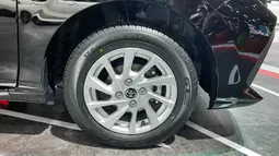 Velg yang digunakan mengadopsi ring 14 desain multi-palang dengan kelir silver yang membuatnya berpenampilan elegan. Ban yang membalutnya menggunakan GT Radial Champiro Eco berukuran 175/65R14. Sektor pengereman ditunjang dengan rem cakram untuk dua roda depan dan tromol di bagian belakang.