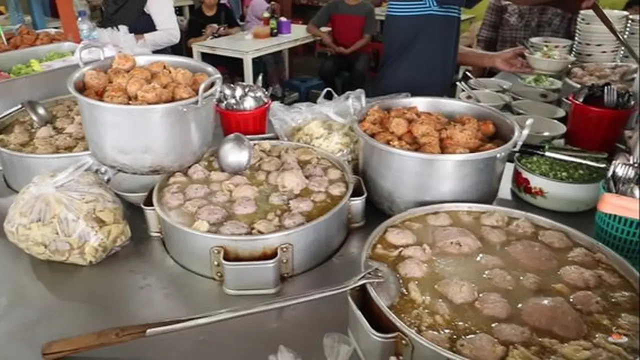 Menyantap Kenikmatan Kuliner Bakso Cak Pitung Sidoarjo