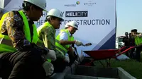  Menteri Perhubungan Budi Karya Sumadi melakukan peletakan batu pertama atau ground breaking‎ pembangunan Bandara Khusus Helikopter di kawasan Bandara Soekarno-Hatta, Cengkareng, Rabu (7/6/2017). (Ilyas/Liputan6.com)