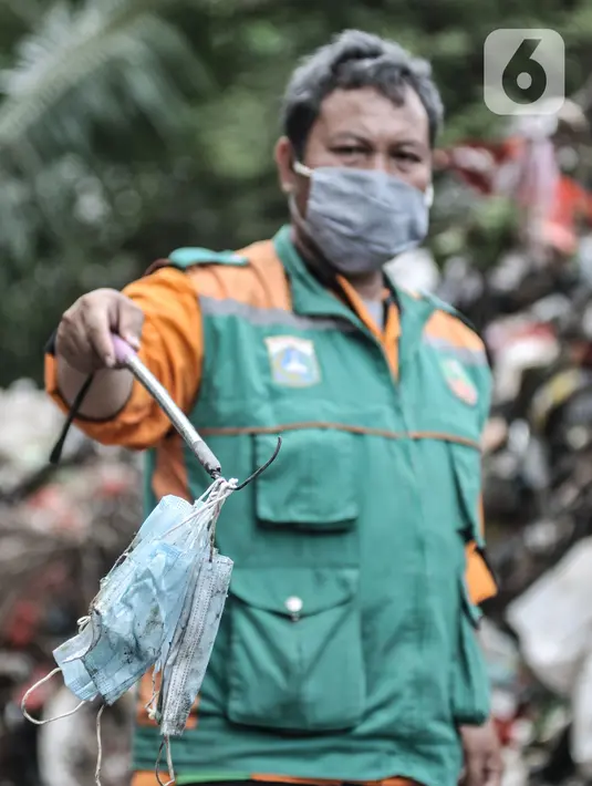 Potret Ikhsanudin menunjukkan masker di Dipo Sampah Kecamatan Pademangan, Ancol, Jakarta, Rabu (24/2/2021). Rata-rata tim di Dipo Ancol mampu mengumpulkan limbah masker bekas pemakaian warga mencapai setengah hingga 1 kilogram, tergantung volume sampah. (merdeka.com/Iqbal S. Nugroho)