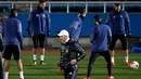 Pelatih Real Madrid, Zinedine Zidane melihat para pemainnya berlatih jelang Final Piala Dunia Antar Klub di Yokohama, Jepang  (17/12). Real Madrid akan berhadapan dengan Kashima Antlers asal Jepang. (REUTERS / Toru Hanai)
