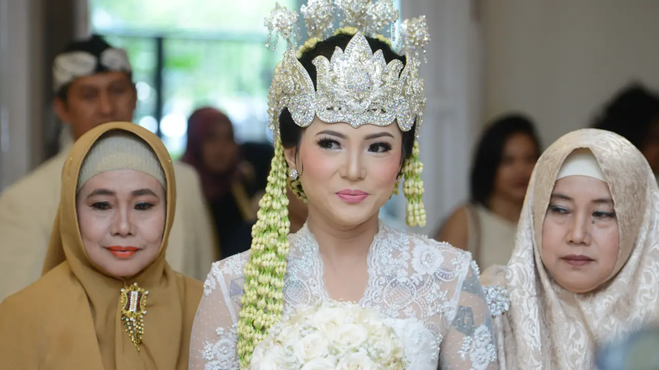 [Bintang] Biasa Tampil Tomboi, Poppy Sovia Terlihat Anggun Saat Menikah