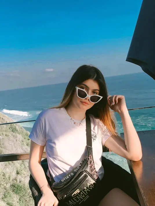 Seleb 22 tahun ini memang dikenal sering mengenakan busana simpel. Kali ini mengenakan kaus putih yang dipadukan dengan celana pendek berwarna hitam. Waist bag hitam yang dipakai juga membuat Valeria tampak stylish.(Liputan6.com/IG/@agathavalerie)