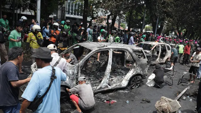 Warga Kerumuni Sisa Mobil yang Dibakar Massa di Depan Mako Brimob Polda Metro Jaya