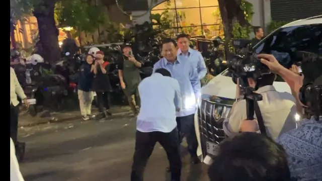 Pasangan capres-cawapres Prabowo Subianto dan Gibran Rakabuming Raka berkumpul jelang keberangkatan ke kntor KPU RI untuk melakukan pengundian nomor urut (Muhammad Genantan Saputra/Merdeka.com)