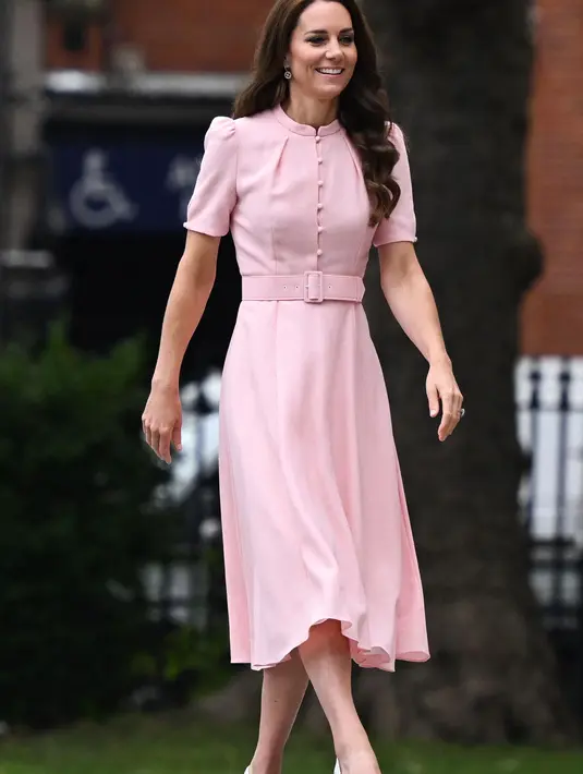 Hari ini, ia memilih stiletto putih dan anting-anting Mappin & Webb, yang menampilkan gaya musim panas yang apik. (JUSTIN TALLIS / AFP)