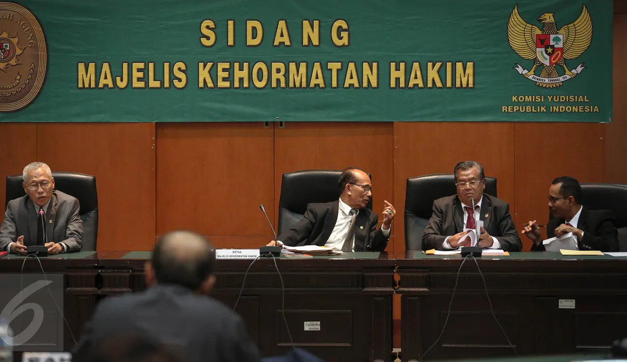 Ketua Majelis Kehormatan Hakim berbincang dengan Anggota Majelis Kehormatan Hakim saat persidanganan Hakim tinggi pada Pengadilan Tinggi (PT) Jambi, Pangeran Napitupulu, Jakarta, Rabu (4/1). (Liputan6.com/Faizal Fanani)
