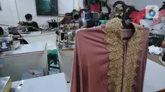 Mukena hasil produksi di konveksi kawasan Pinang, Kota Tangerang, Banten, Kamis (22/4/2021). Di bulan Ramadhan, produksi mukena di tempat tersebut meningkat 50 persen, dari 350 buah menjadi 700 buah per minggu dan dijual dengan harga Rp250 ribu hingga Rp500 ribu. (Liputan6.com/Angga Yuniar)