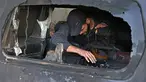Seorang pria Palestina memeriksa mobil yang rusak akibat serangan oleh pemukim Israel di desa Jabaa dekat Bethlehem, di Tepi Barat yang diduduki, pada Selasa 18 November 2025. Kekerasan yang dilakukan pemukim Israel meningkat tajam dalam beberapa pekan terakhir di seluruh Tepi Barat. (AHMAD GHARABLI/AFP)