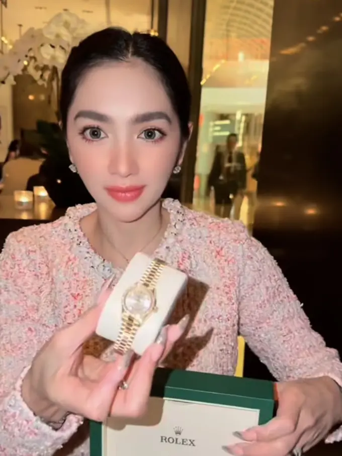 Angel Karamoy saat Valentine dapat jam Rolex. [@realangelkaramoy]