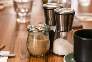 Gula dan garam berlebihan bisa mempercepat proses penuaan, meningkatkan risiko diabetes, hipertensi, serta menurunkan energi secara tiba-tiba (Foto: Stacie Ong/Unsplash)