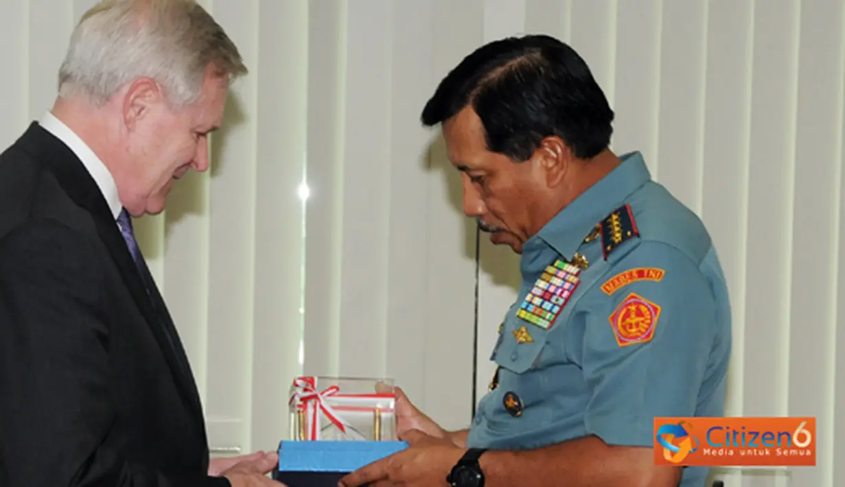 Citizen6, Jakarta Timur: Dalam kunjungan tersebut Panglima TNI didampingi oleh Asops dan beberapa Staf terkait.  Sedangkan US Secretary of the Navy didampingi oleh Wakil Duta Besar Amerika Serikat di Jakarta, Mr. Ted Osius. (Pengirim: Badarudin Bakri)