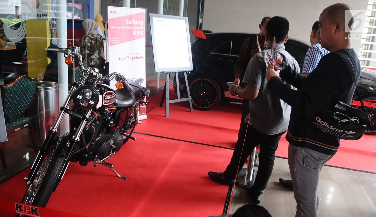 Pengunjung melihat motor Harley milik terpidana korupsi yang dilelang KPK saat Hari Anti Korupsi Sedunia, Jakarta, Selasa (4/12). Motor Harley milik Auditor Madya milik Sigit Yugoharto memiliki nilai limit Rp 72 juta. (Liputan6.com/Angga Yuniar)