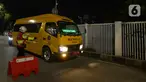 Bus sekolah yang membawa pasien COVID-19 berjalan di luar RS Darurat Wisma Atlet, Jakarta, Selasa (22/6/2021). Bertepatan dengan HUT ke-494 DKI Jakarta, ada peningkatan kasus COVID-19 yang sudah memasuki fase kritis. (merdeka.com/Imam Buhori)