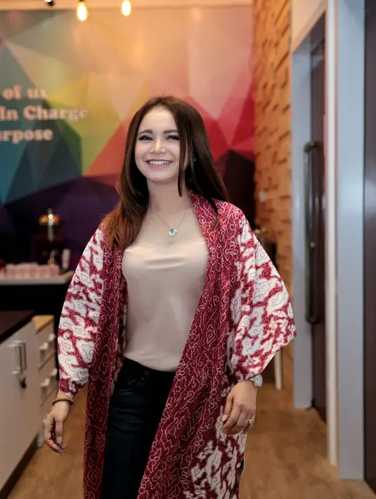 "Pengen bikin solo konser yang sangat besar. Harusnya tahun ini aku konser, tapi udah ada waktu kemarin (konser) di Malaysia. Makanya mau break dulu, mungkin tahun depan,"sambungnya. (Adrian Putra/Bintang.com)