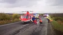 Helikopter disiagakan di lokasi kecelakaan yang melibatkan bus dengan truk di Nitranske Hrnciarovce, Slovakia, Rabu (13/11/2019). Empat dari 12 korban tewas dalam kecelakaan bus yang membawa siswa sekolah menengah tersebut adalah anak-anak. (HaZZ-Presidium of Fire and Rescue Corps via AP)