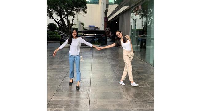 7 Potret Kedekatan Nong Poy dan Adik Perempuannya, Sister Goals