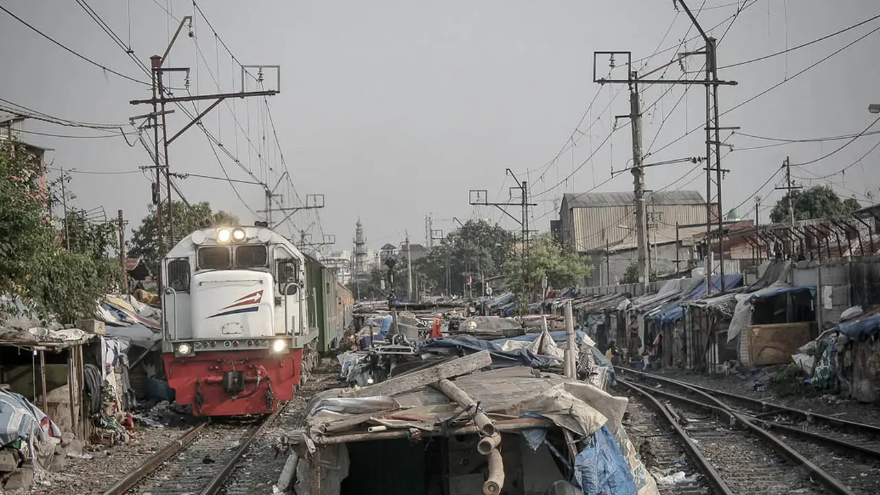 Potret Kehidupan Kaum Urban di Pinggir Rel Kereta Pusat Jakarta