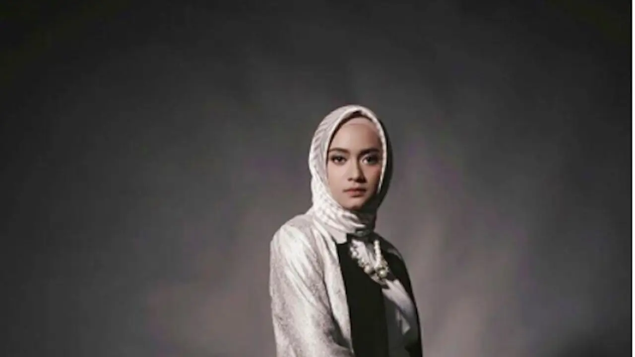 [Bintang] Gaya hijab ala Ayudia Bing Slamet