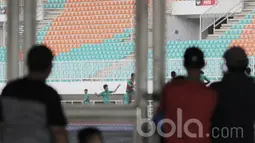 Sejumlah warga menonton pemain Timnas Indonesia U-22 saat latihan. laga uji coba ini dilakukan sebagai pemantauan lebih jauh terhadap para pemain dari hasil tahap seleksi beberapa pekan lalu. (Bola.com/M iqbal Ichsan)