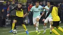 Penyerang Dortmund, Thorgan Hazard menggiring bola dari kejaran gelandang Inter Milan, Matias Vecino pada pertandingan lanjutan Grup F Liga Champions di Signal Iduna Park, Jerman (5/11/2019). Dortmund menang tipis 3-2 atas Inter Milan. (AP Photo/Martin Meissner)