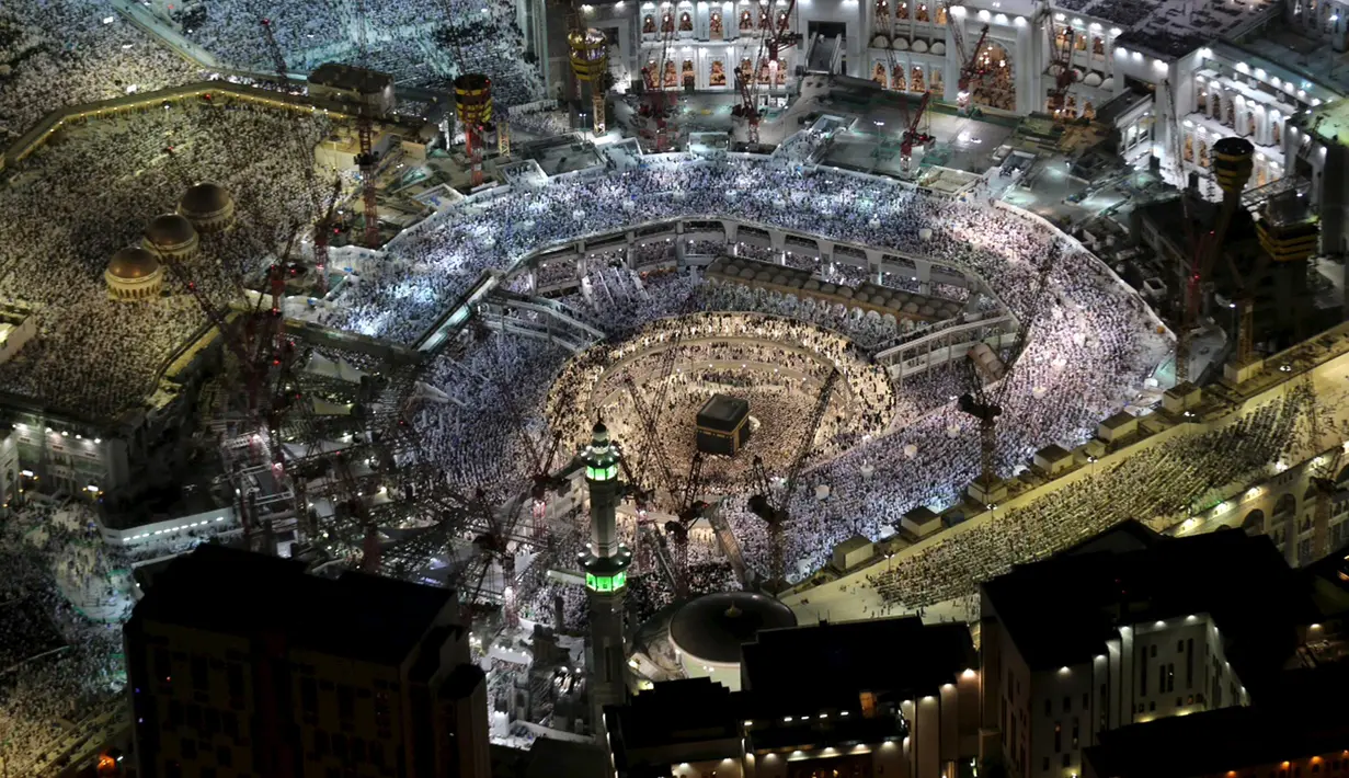 Pandangan udara ketika menunjukkan ribuan umat Muslim memadati bangunan suci Kakbah yang terletak di Masjidil Haram pada malam Lailatul Qadar di kota Mekkah, 14 Juli 2015. (REUTERS/Ali Al Qarni)
