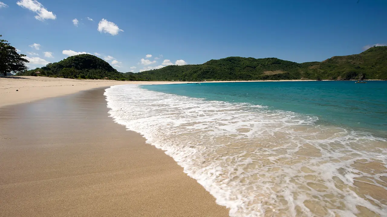 Tanjung Aan, 'Spot' Cantik di Lombok dengan Julukan Pantai Merica