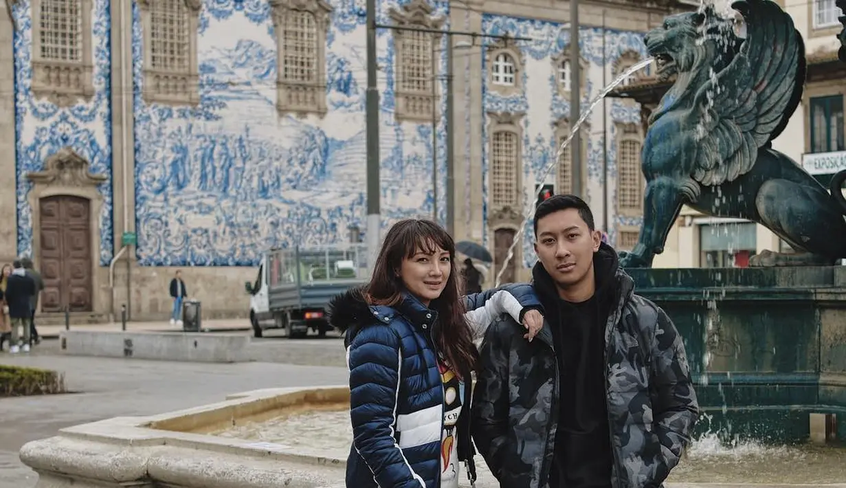 Kerap membagikan momen bersama, termasuk saat liburan berdua. Kedekatan ibu dan anak itu bahkan,  banyak yang salah mengira bahwa keduanya adalah sepasang kekasih.  [Instagram/tatacahyani]