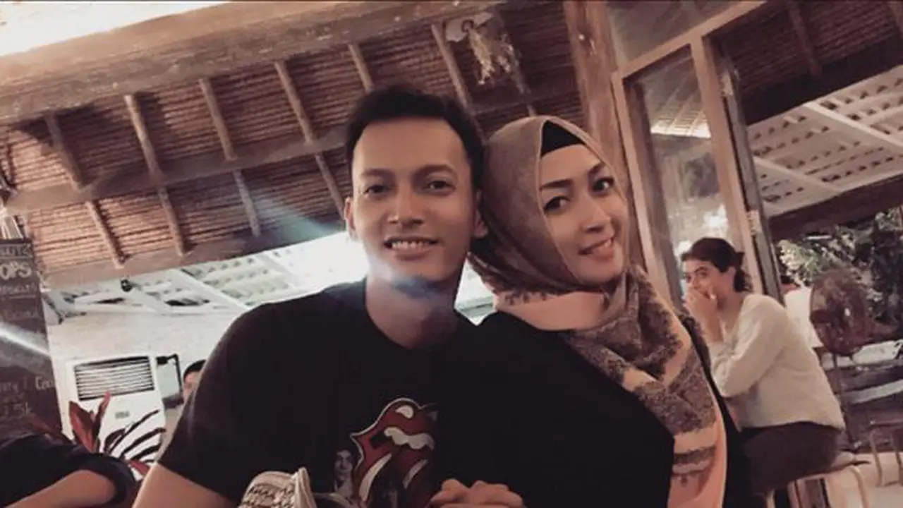 Fedi Nuril Jalankan Ibadah Umroh Bersama Sang Istri