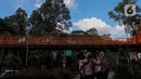 Sejumlah warga saat berwisata di Tebet Eco Park, Tebet, Jakarta, Senin (15/4/2024). (Liputan6.com/Herman Zakharia)