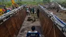 Petugas medis Balai Besar Konservasi Sumber Daya Alam (BBKSDA) Provinsi Riau mengevakuasi seekor anak gajah sumatera liar yang terluka di Siak, Riau, Rabu (16/10/2019). Gajah sumatera jantan berumur setahun itu terluka di kaki akibat jerat pemburu sehingga tertinggal dari kawanannya. (WAHYUDIE/AFP)