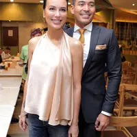 Baik Sophia dan Robby santai melangkah. Tidak ada lagi kabar terkait hubungannya dengan Ariel. Sementara Robby mengaku memang mendampingi Sophia. (Deki Prayoga/Bintang.com)