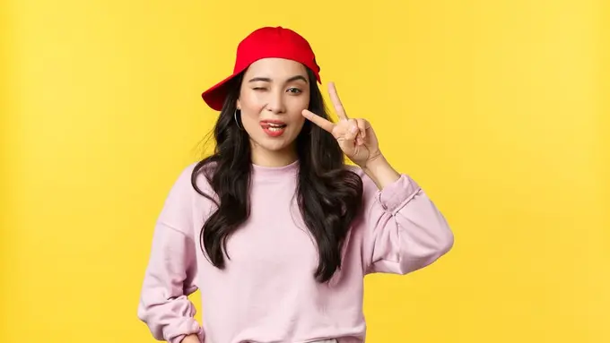 Seorang perempuan berpose (Foto Dok: Freepik/benzoix)