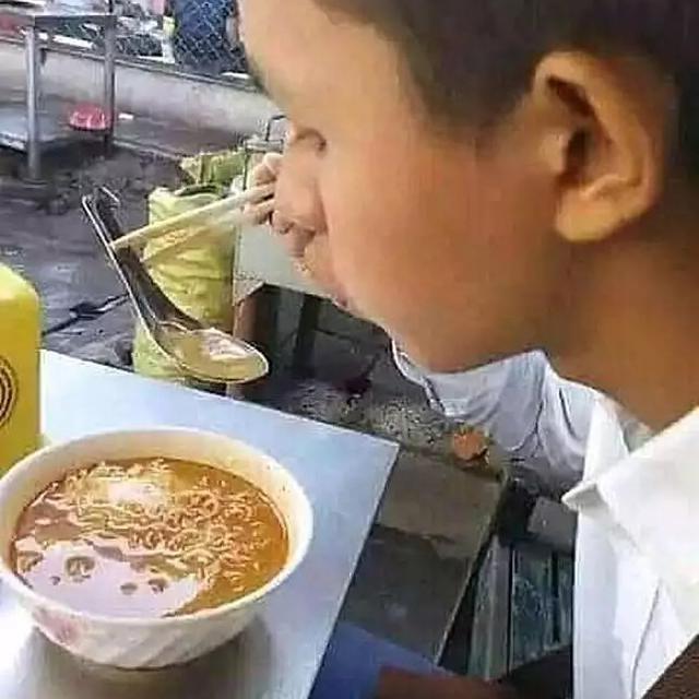 6 Potret Orang Menyusahkan Diri saat Makan Mi Ini Bikin Geleng Kepala