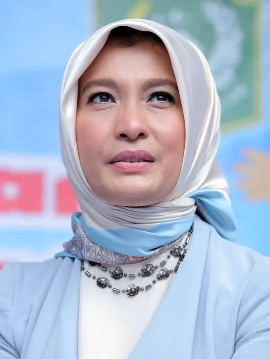 "Mereka harus tahu perkembangan itu, karena bisa membuka wacana untuk melihat dunia. Tapi harus ada batasan-batasan, misalnya dengan menyekolahkan anak di sekolah berbasis agama," kata Arzetti, di kawasan Fatmawati, Sabtu (8/10).(Deki Prayoga/Bintang.com)