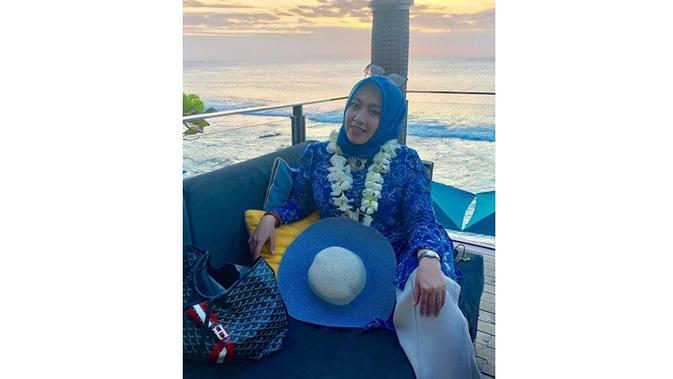 Jarang Terekspos, Ini 7 Potret Shohibah Rohmah Istri Imam Nahrawi yang Berprofesi Desainer (sumber: Instagram.com/obib_nahrawi)