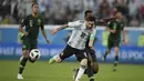 Gelandang Argentina, Lionel Messi, berusaha melewati gelandang Nigeria, Bryan Idowu, pada laga grup D Piala Dunia di Stadion St Petersburg, St Petersburg, Selasa (26/6/2018)/ Argentina menang 2-1 atas Nigeria. (AP/Dmitri Lovetsky)