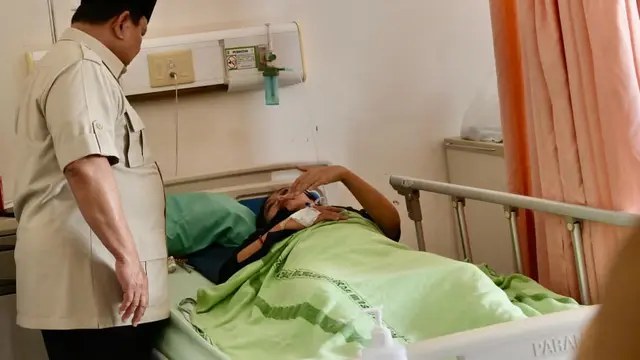Presiden Prabowo Subianto jenguk korban kecelakaan tabrakan kereta api yang dirawat di RSUD dr. Chasbullah Abdulmadjid, Kota Bekasi, Selasa (28/4/2026).